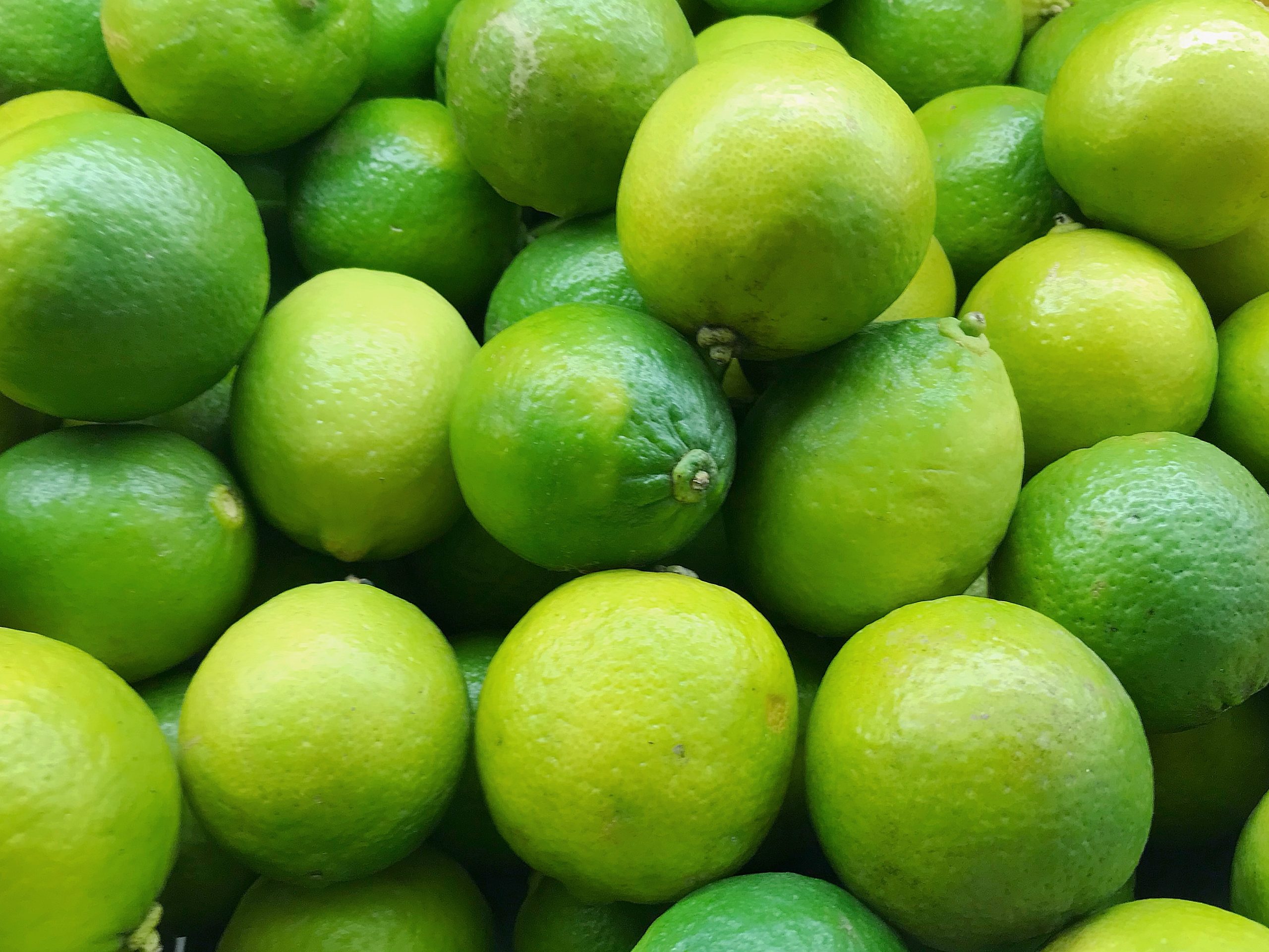 Huile essentielle de citron vert en massage tonique — bien-être Bullez à Thuin