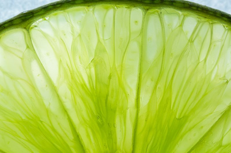Huile essentielle de citron vert — zeste de lime en macro, Bullez à Thuin près de Charleroi