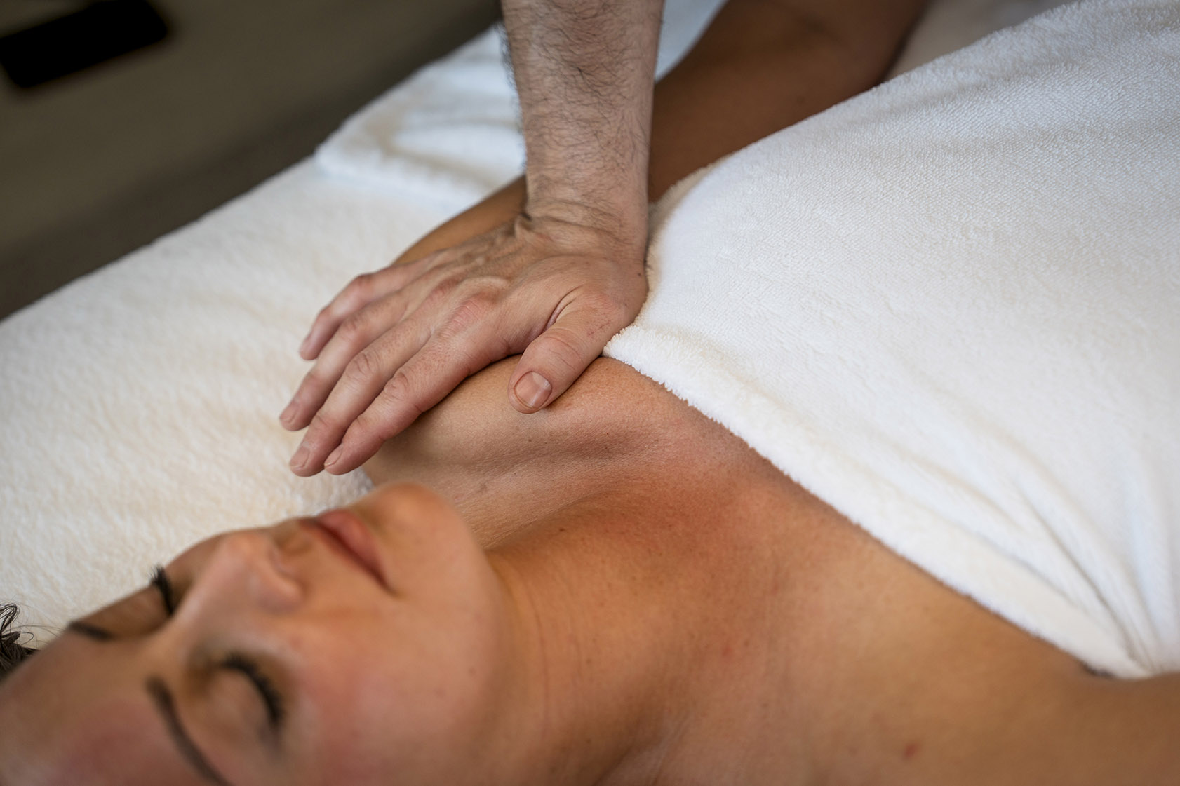 Détente profonde pendant un massage bien-être chez Bullez, près de Charleroi