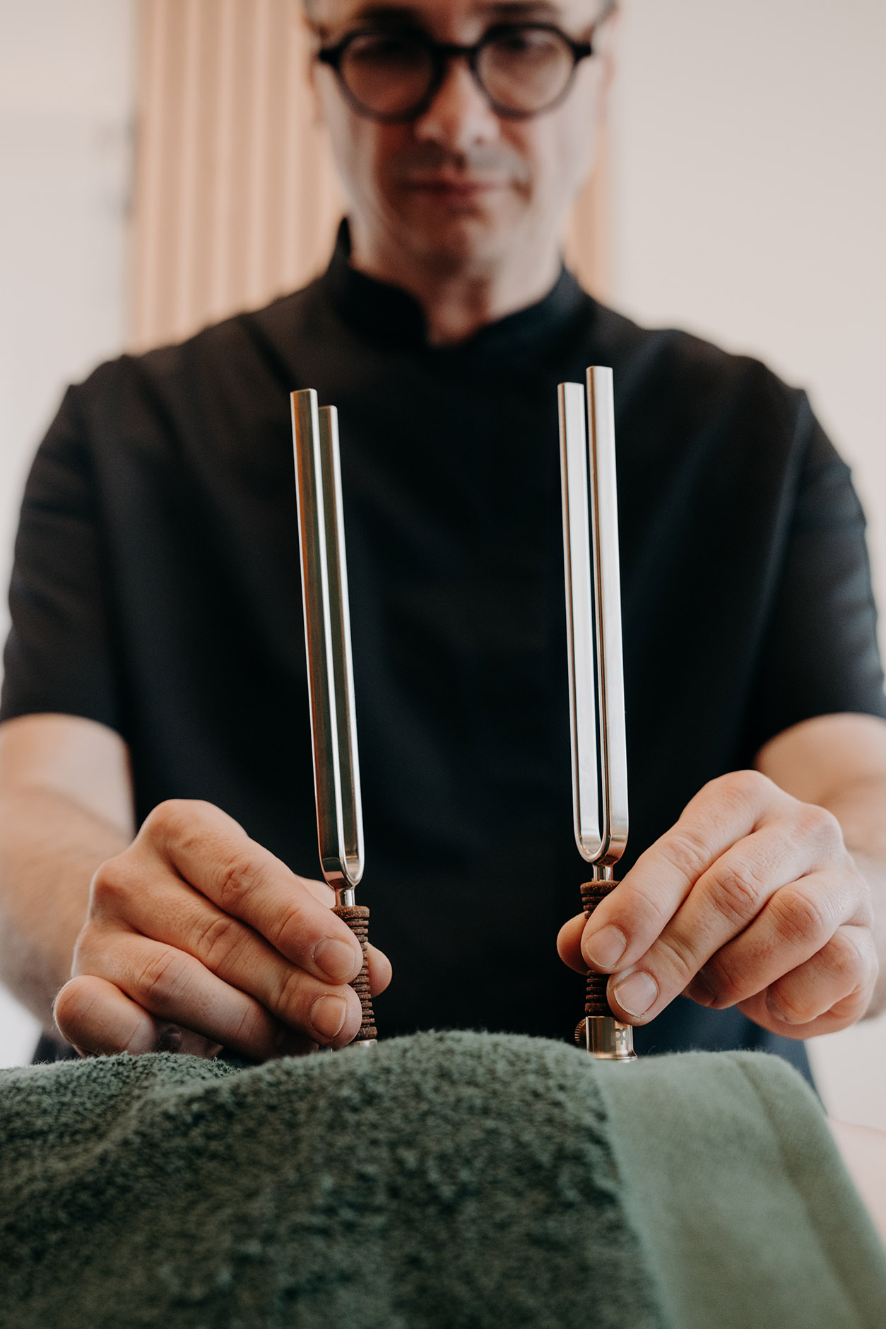 Harmoniques d’un bol chantant ressenties dans le corps, soin sonore Bullez