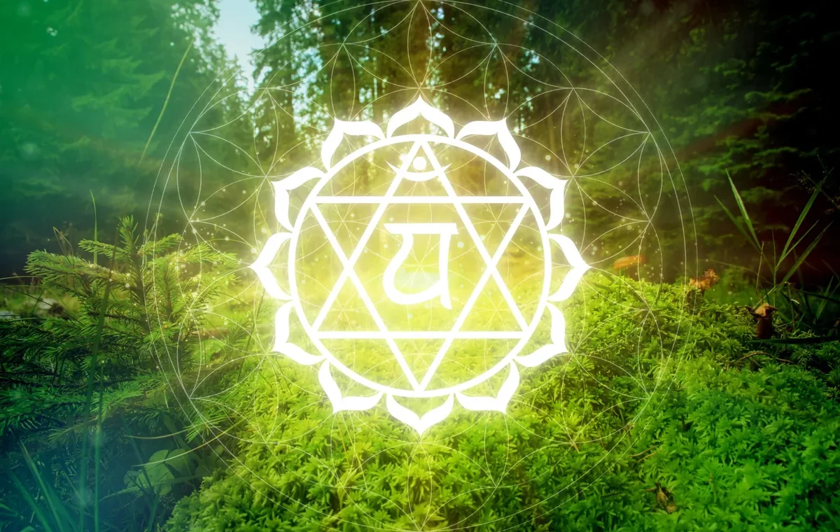 Mandala vert du chakra du cœur Anahata lumineux dans une forêt