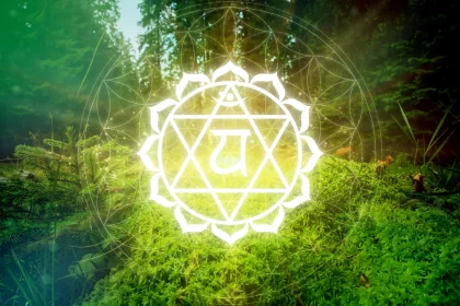 Mandala vert du chakra du cœur Anahata lumineux dans une forêt