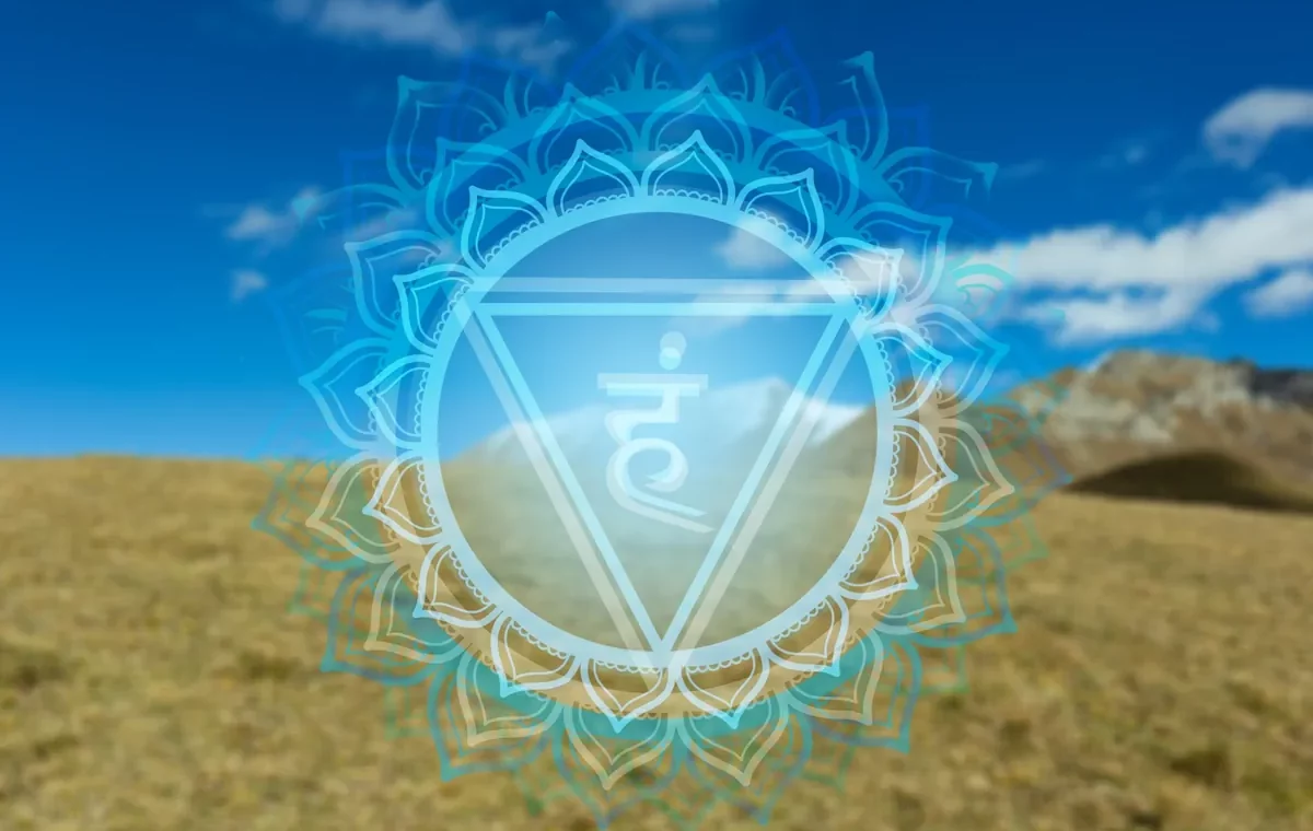 Chakra de la gorge Vishuddha : mandala bleu turquoise sur paysage de montagne