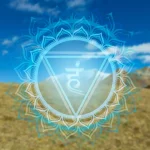 Chakra de la gorge Vishuddha : mandala bleu turquoise sur paysage de montagne