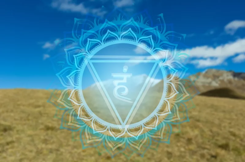 Chakra de la gorge Vishuddha : mandala bleu turquoise sur paysage de montagne