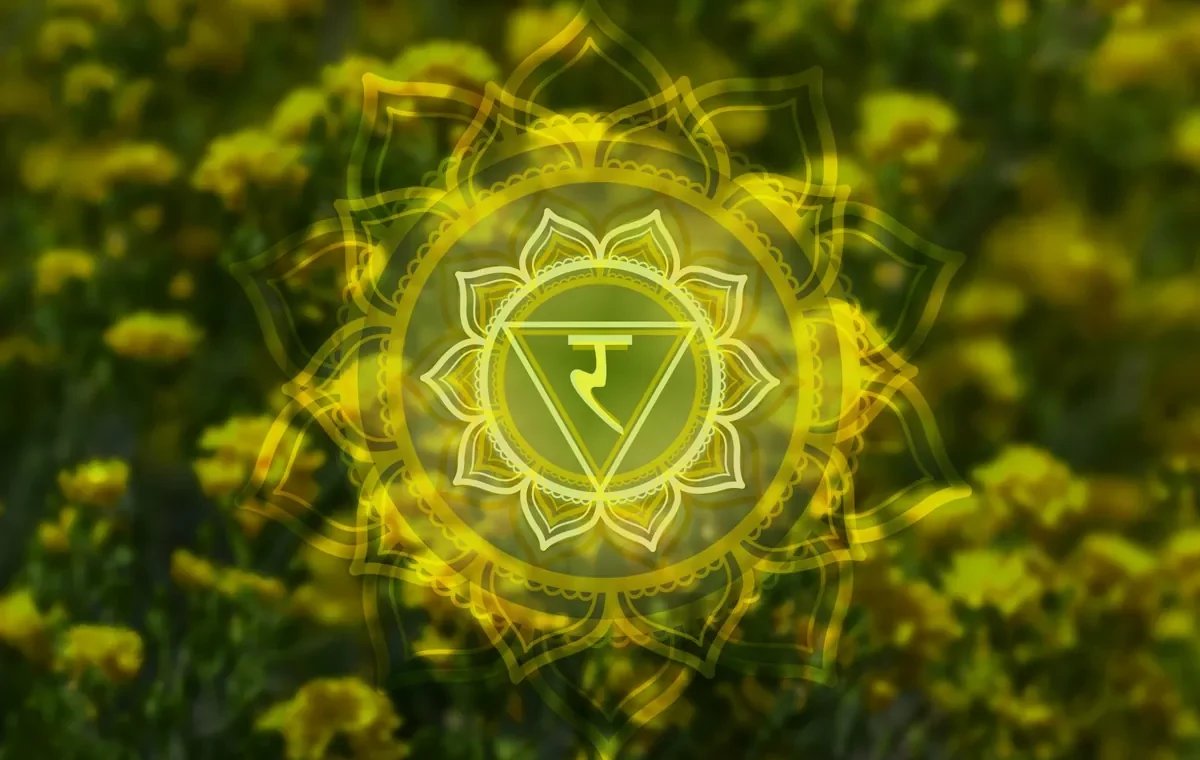 chakra plexus solaire : mandala jaune Manipura, symbole de confiance en soi — Pulse Harmony Bullez Thuin