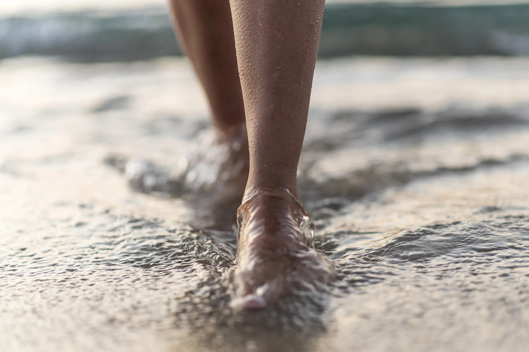 marcher pieds nus au bord de l’eau pour nourrir son chakra racine — Bullez Thuin
