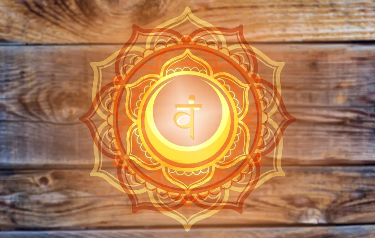 Mandala orange du chakra sacré Svadhisthana sur un fond de bois