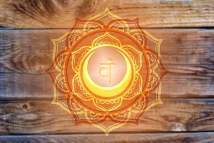 Mandala orange du chakra sacré Svadhisthana sur un fond de bois