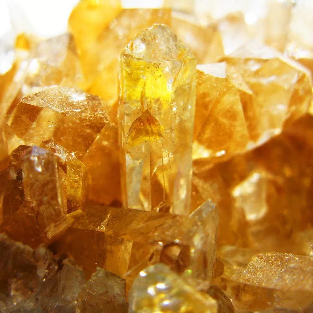citrine, pierre jaune associée au chakra plexus solaire en lithothérapie — Bullez Thuin