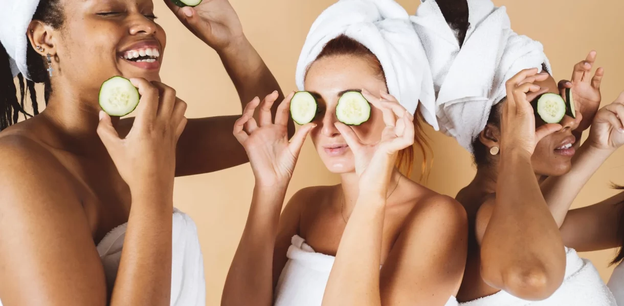 Trois amies en serviettes avec des tranches de concombre : EVJF massage détente à Thuin près de Charleroi