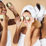 Trois amies en serviettes avec des tranches de concombre : EVJF massage détente à Thuin près de Charleroi