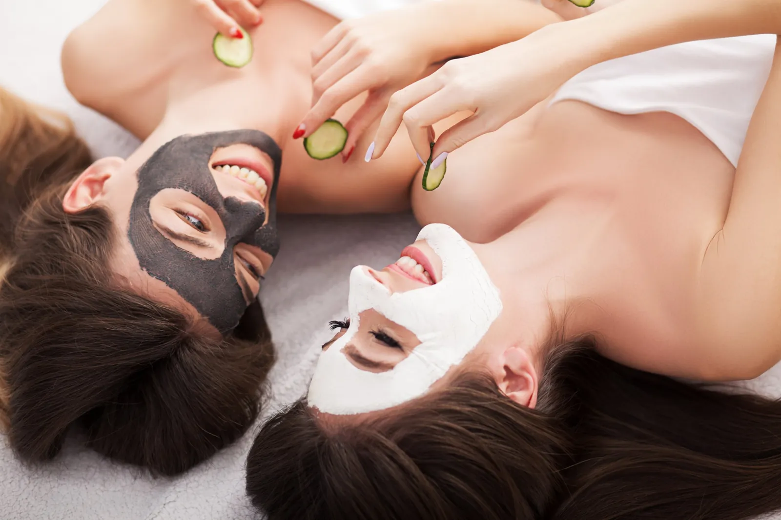 Deux amies allongées avec masques de beauté et concombre : moment détente EVJF à Thuin