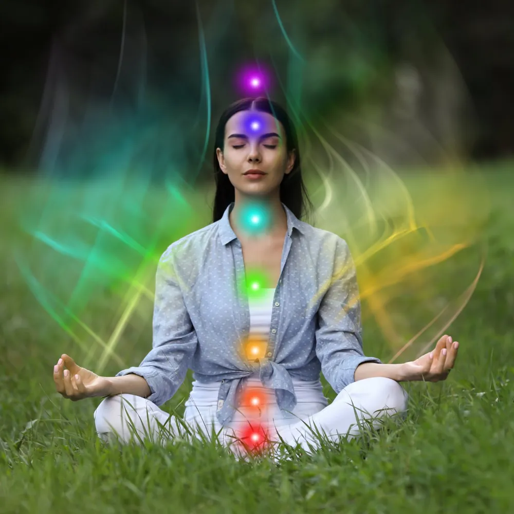 les sept chakras : femme en méditation, sept centres d'énergie lumineux — Pulse Harmony Bullez Thuin