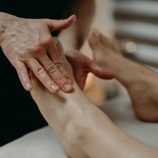 Massage ayurvédique des pieds au bol Kansu