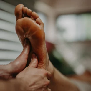Massage ayurvédique des pieds au bol Kansu
