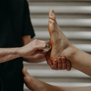 Massage ayurvédique des pieds au bol Kansu