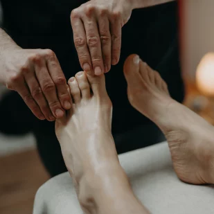 Massage ayurvédique des pieds au bol Kansu