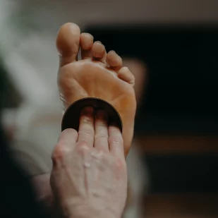 Massage ayurvédique des pieds au bol Kansu