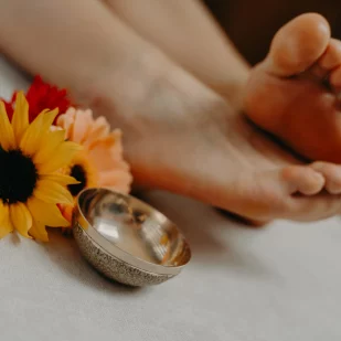 Massage ayurvédique des pieds au bol Kansu