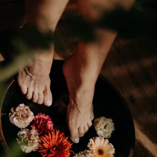 Massage ayurvédique des pieds au bol Kansu