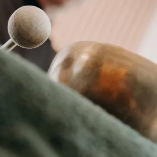 Soin sonore aux bols tibétains et diapasons thérapeutiques