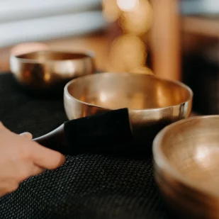 Soin sonore aux bols tibétains et diapasons thérapeutiques