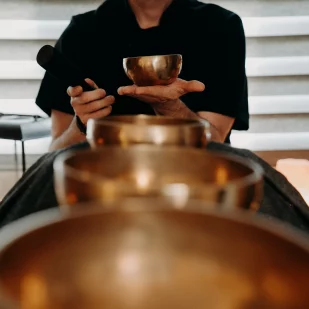 Soin sonore aux bols tibétains et diapasons thérapeutiques