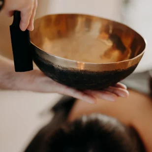 Soin sonore aux bols tibétains et diapasons thérapeutiques