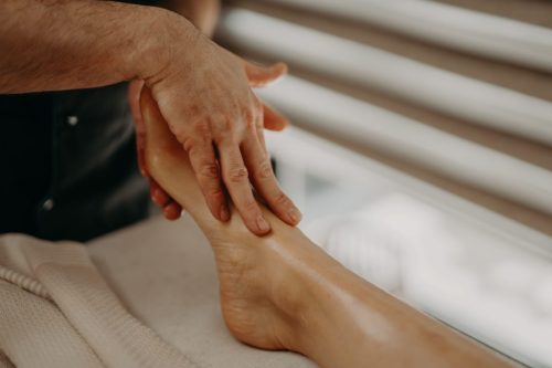 Massage des pieds aux bols kansu